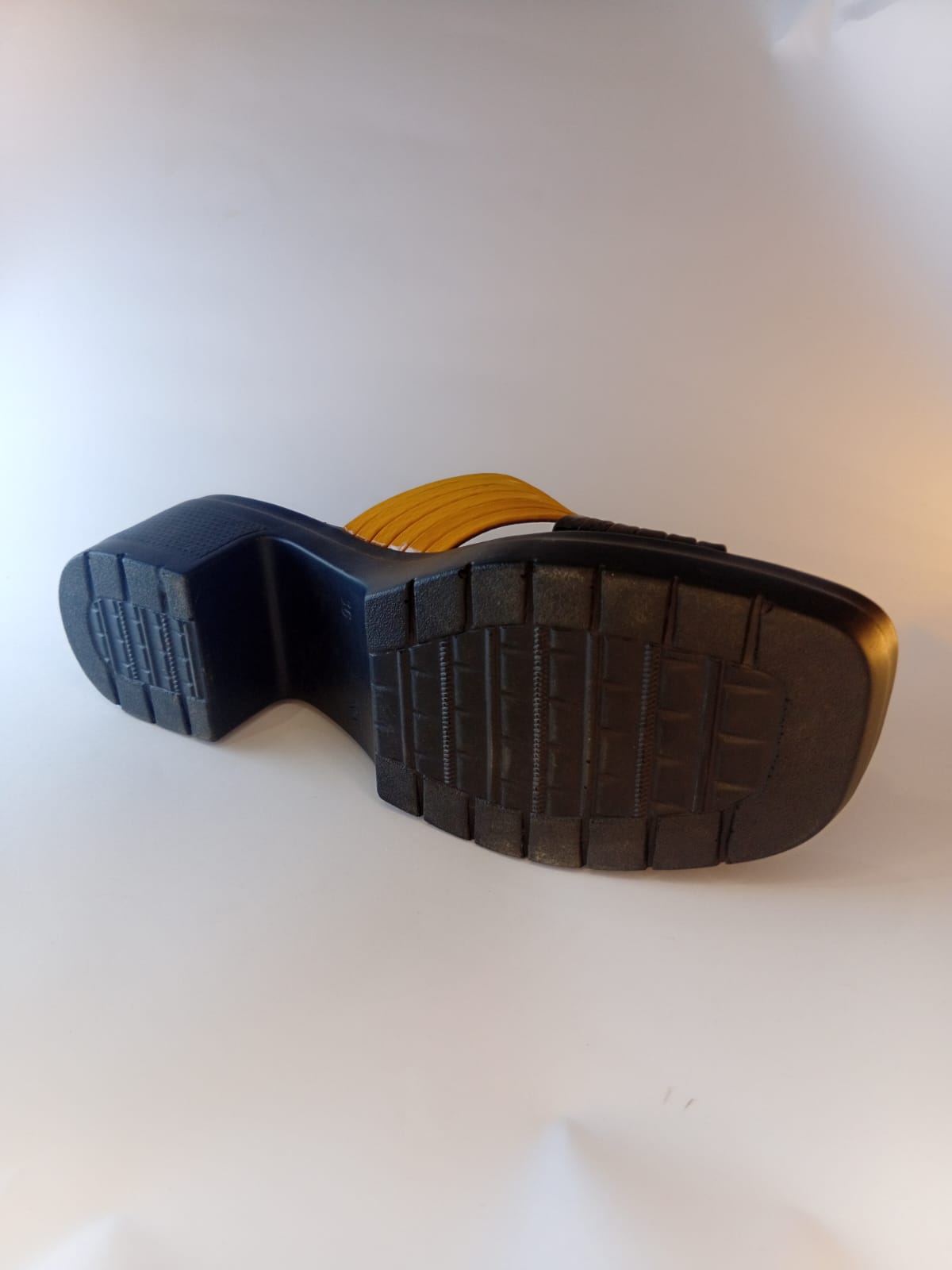 BLACK SPARK SLIPPER